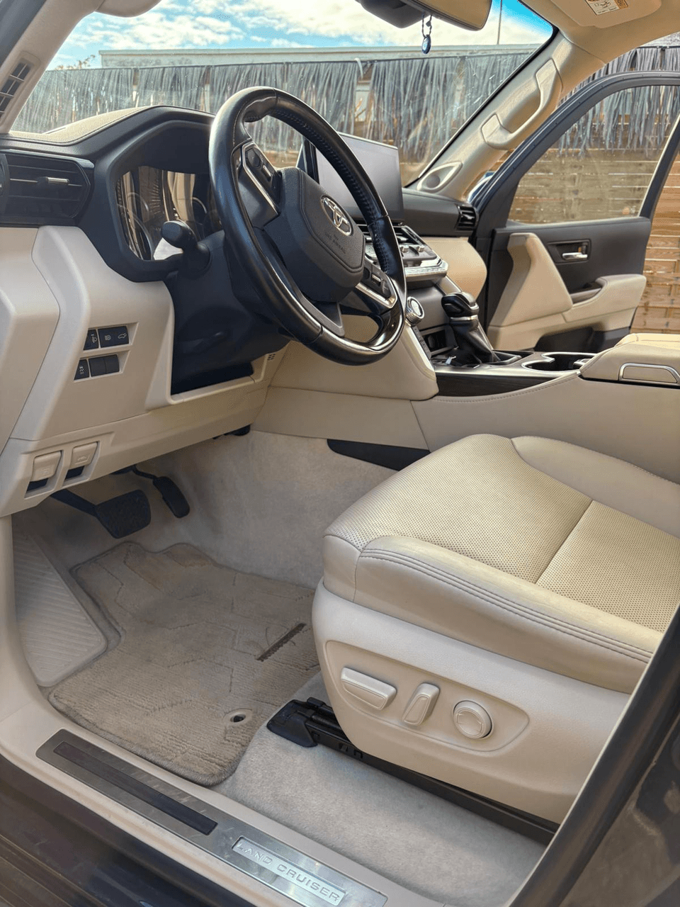 Nettoyage intérieur professionnel Habitacle avant Toyota Land Cruiser Cap d'Agde - Avant intervention- Eco Clean up 34 - Hérault