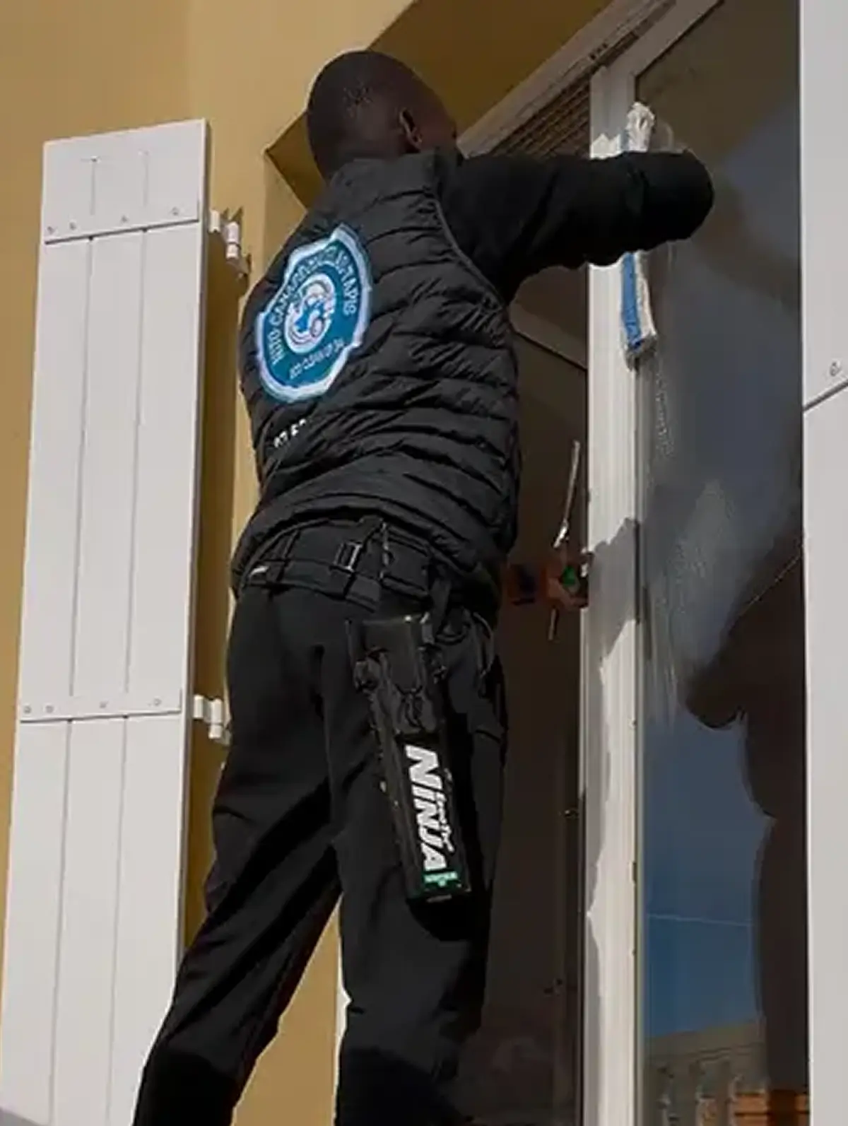 Nettoyage de vitres, vérandas, panneaux solaires et bardages